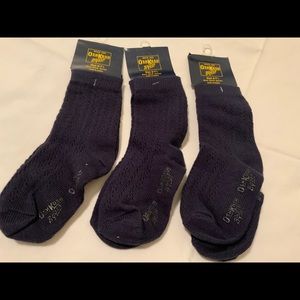 3 Oshkosh navy cotton socks. Size 6 to 7.5.Ages 2 to 5 years approx .new